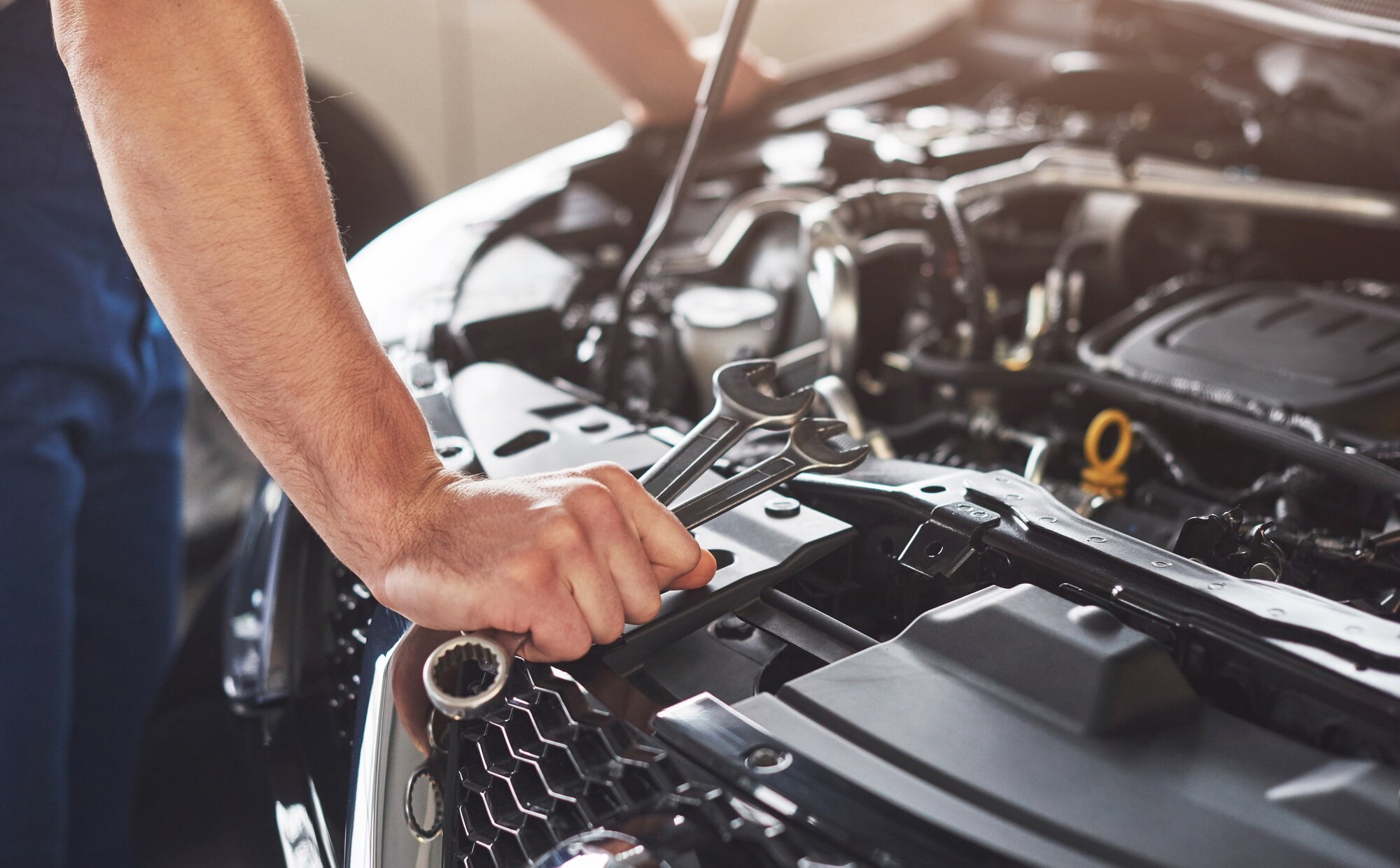 lavoratore-di-servizio-auto-muscolare-che-ripara-veicolo_146671-19605